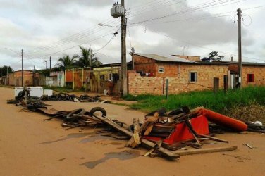 CENA DA CIDADE – Barricada é utilizada como ponto de consumo de drogas por usuários