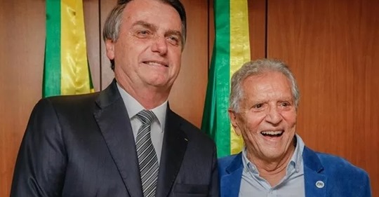 ENCONTRO: Bolsonaro se convida para participar do programa 'A Praça é Nossa'