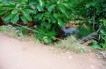 ESGOTO A CÉU ABERTO – Erosão do canal do bairro 04 de Janeiro assusta moradores e falta de iluminação pode causar graves acidentes – Fotos e vídeo