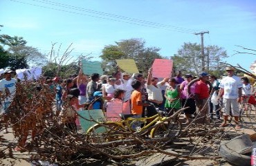 PROTESTO - Famílias do assentamento Renascer bloqueiam entrada de bairro - Fotos e vídeo