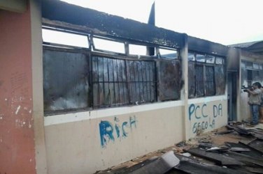 TERROR - Bandidos invadem e incendeiam escola pública da Capital - FOTOS