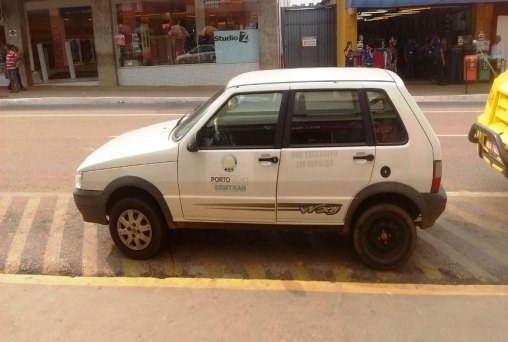 CENA DA CIDADE – Veículo da SEMTRAN é flagrado estacionado em local proibido