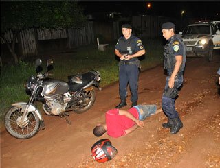 PERSEGUIÇÃO - Polícia faz cerco para prender ladrões de motos; um deles é acusado de homicídio