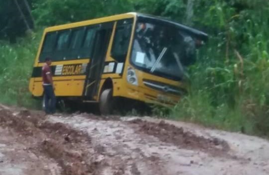 Ônibus com estudantes quase tomba devido às péssimas condições das estradas