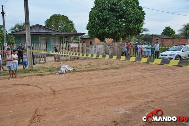 Homem é morto a tiros enquanto caminhava pela Rua