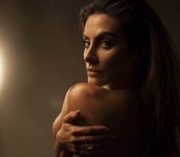 Cleo Pires sensualiza com pedra de gelo e causa alvoroço na web