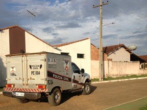 Cadáver é encontrado em avançado estado de decomposição em banheiro de residência