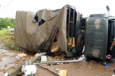 ACRE - Caminhão do Exército tomba com soldados e animais silvestres