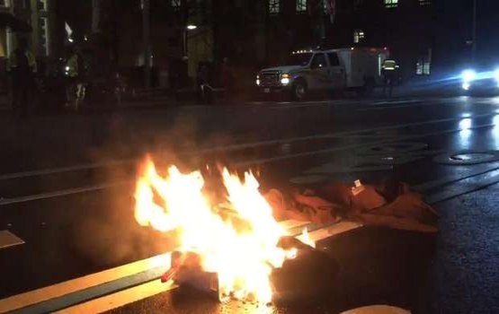 Homem ateia fogo em próprio corpo em protesto contra Trump