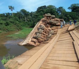 Ponte não resiste e carreta cai dentro de rio na zona rural