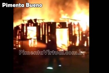 Residência é destruída por incêndio que pode ter sido criminoso