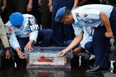 Mergulhadores recuperam caixa-preta de avião da AirAsia