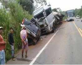 Acidente envolvendo carreta e Hilux deixa duas vítimas presas às ferragens