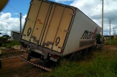 Carreta carregada com carne 'atola' em plena via pública 