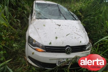 Assaltantes capotam carro de vítima após roubo a residência