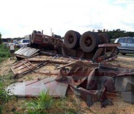 Motorista faz manobra brusca e tomba carreta as margens da BR-364