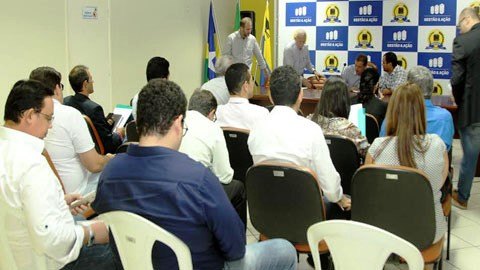 Prefeito reúne secretariado para discutir corte de despesas e redução de gratificações