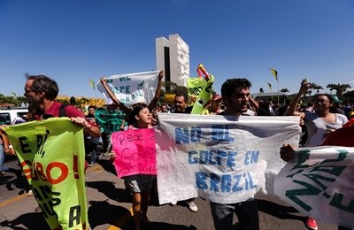 Grupos contra e pró impeachment discutem durante revezamento da tocha