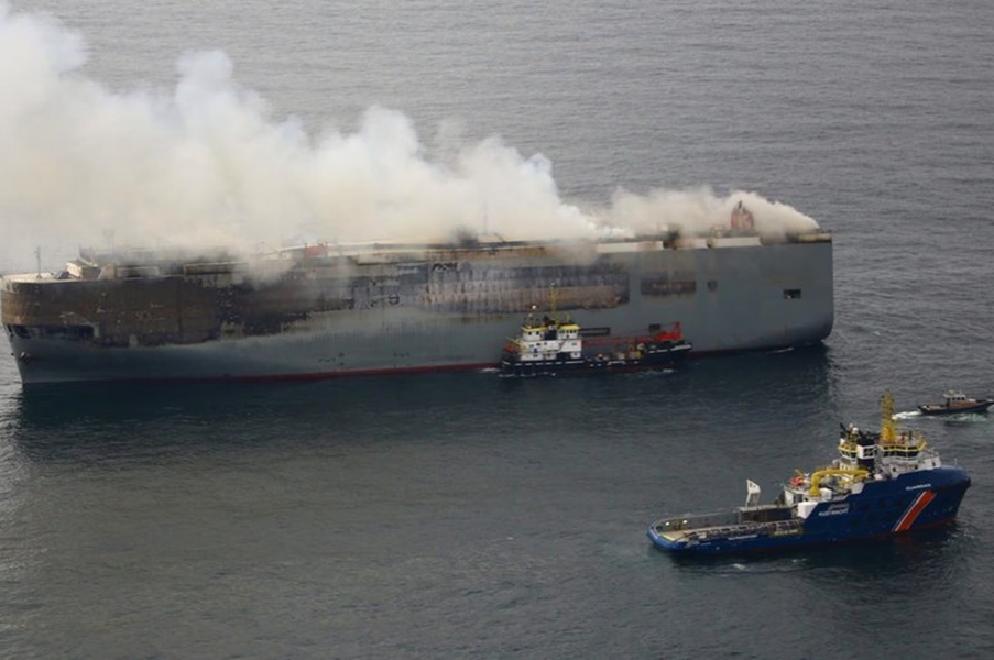 INCIDENTE: Navio com 3 mil carros pega fogo no Pacífico e é abandonado