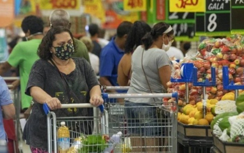 CRISE: Estudo mostra que 74% dos brasileiros antecipam salário para comprar comida