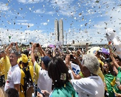 Aliados admitem que protestos fortalecem impeachment