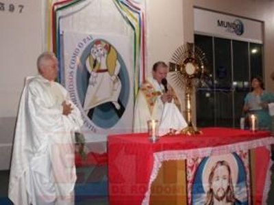 Católicos celebram Corpus Christi com missa e procissão