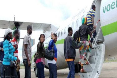 CHEIA – Com acre isolado haitianos chegam a Porto Velho de avião, rio Madeira registra 19,50 metros 