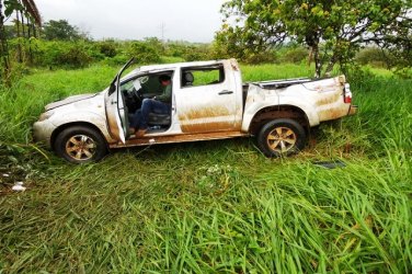 Caminhonete perde o controle e capota na BR-364