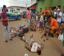 FRONTAL - Casal fica seriamente ferido após grave acidente 