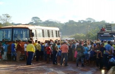 Mais de 250 manifestantes tentam bloquear BR 364 sentido Rio Branco (AC) com toras de Madeiras – Confira vídeo