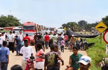 Moradores ribeirinhos protestam, fecham BR e aguardam negociação com autoridades