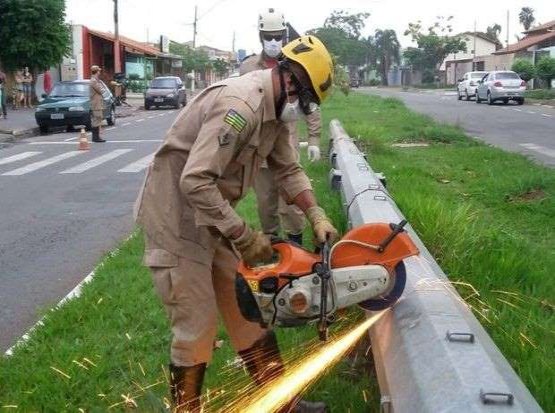 Bombeiros encontram corpo dentro de poste em Goiânia