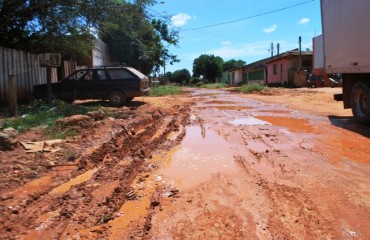 Descaso - Mesmo com investimento de mais de três milhões de reais, bairro Areal da Floresta é tomado por lama e esgoto a céu aberto 