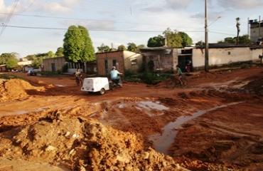 LAMBANÇA – Obra mal feita provoca corredeira nas ruas do bairro Caladinho após chuva – Confira fotos e vídeo