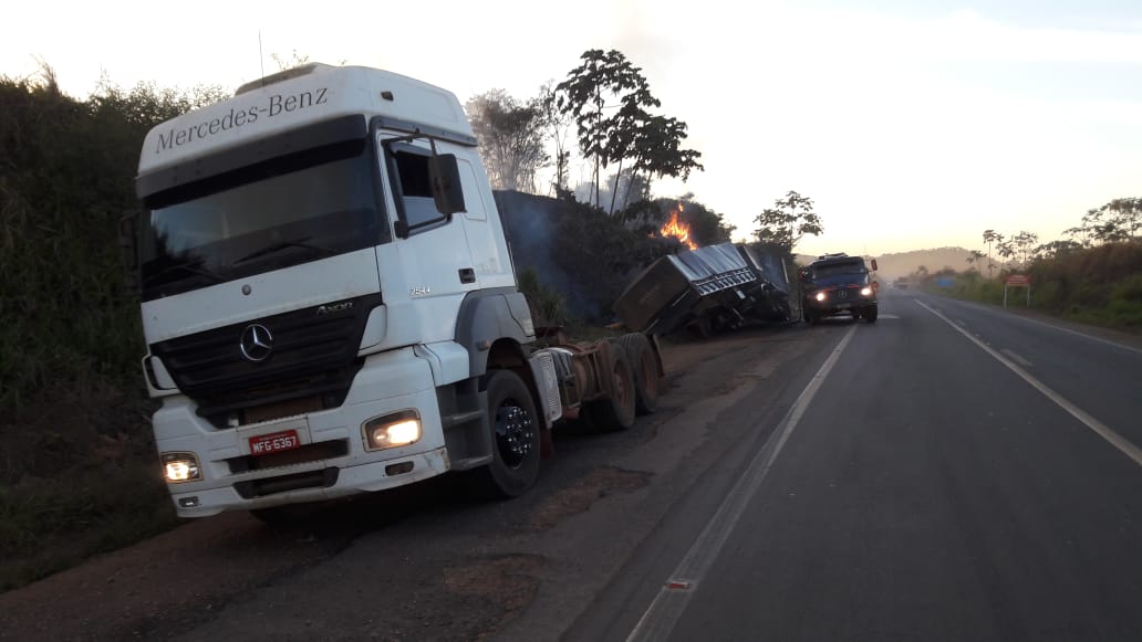 INCÊNDIO: Carreta bitrem com carga de milho pega fogo na BR-364