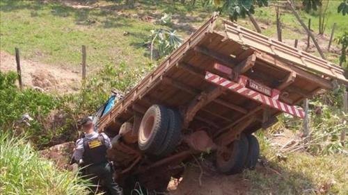 Barra de direção quebra e motorista cai em vala na RO-370 