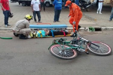 Idoso é hospitalizado após bater em buraco e cair