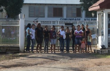 JARU – Esposas de policiais militares aderem greve e fecham portão de quartel