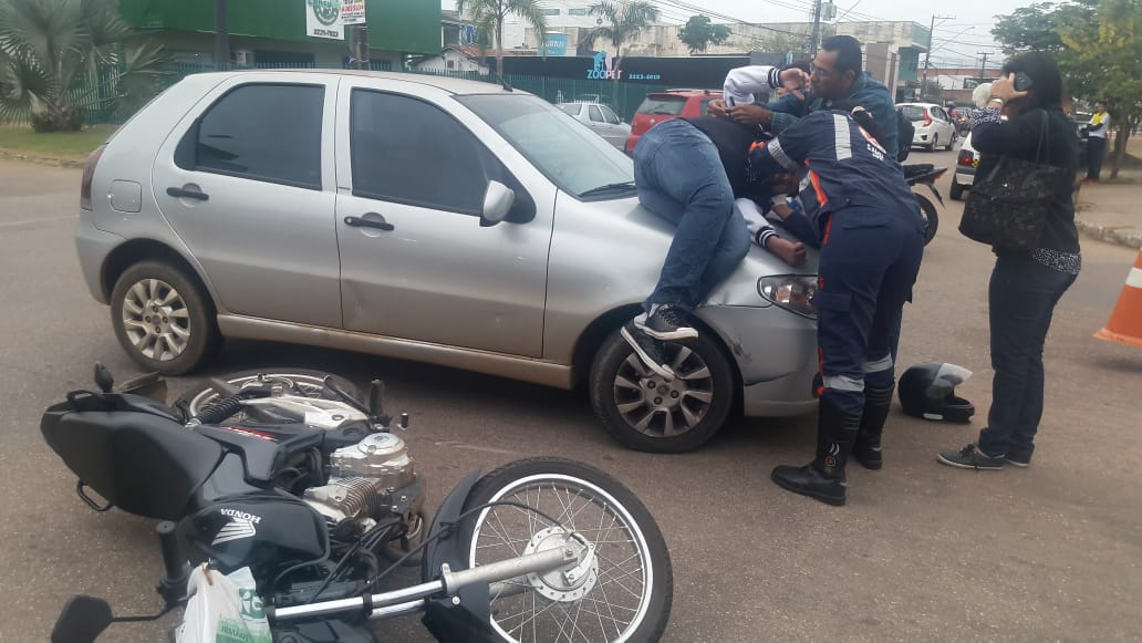 NO CAPÔ: Colisão no Centro de Porto Velho deixa motociclista ferido