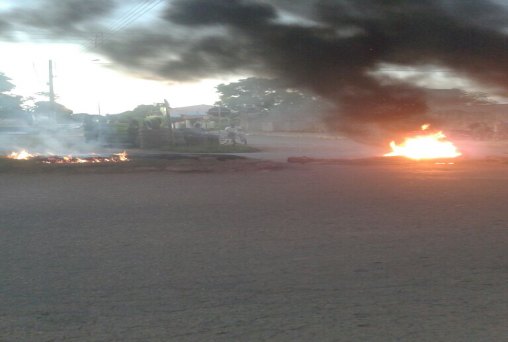 Moradores ateiam fogo e bloqueiam Avenida Rio de Janeiro 