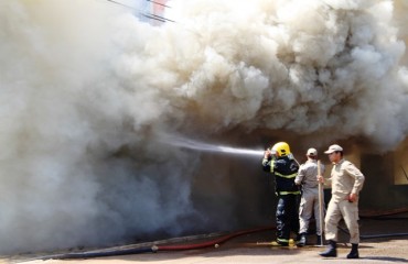 POLISOLDAS - Confira vídeo do incêndio que destruiu loja na capital - VÍDEO EXCLUSIVO