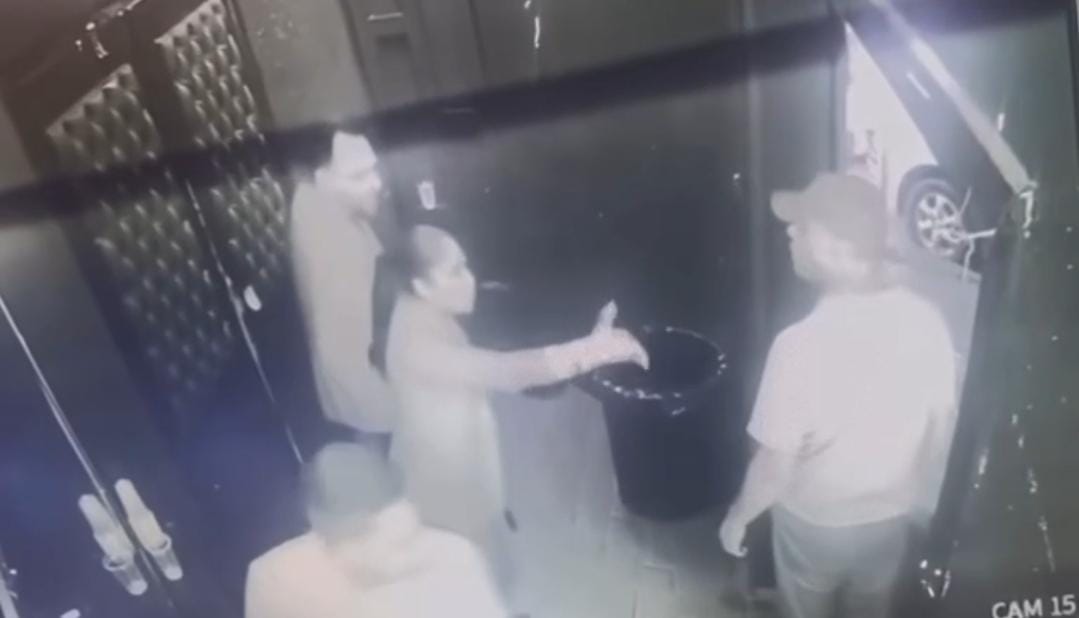 VÍDEO: Oficial da PM tenta entrar em boate armado com faca e agride segurança