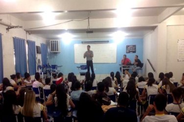 Léo Moraes profere palestra para estudantes da Capital 