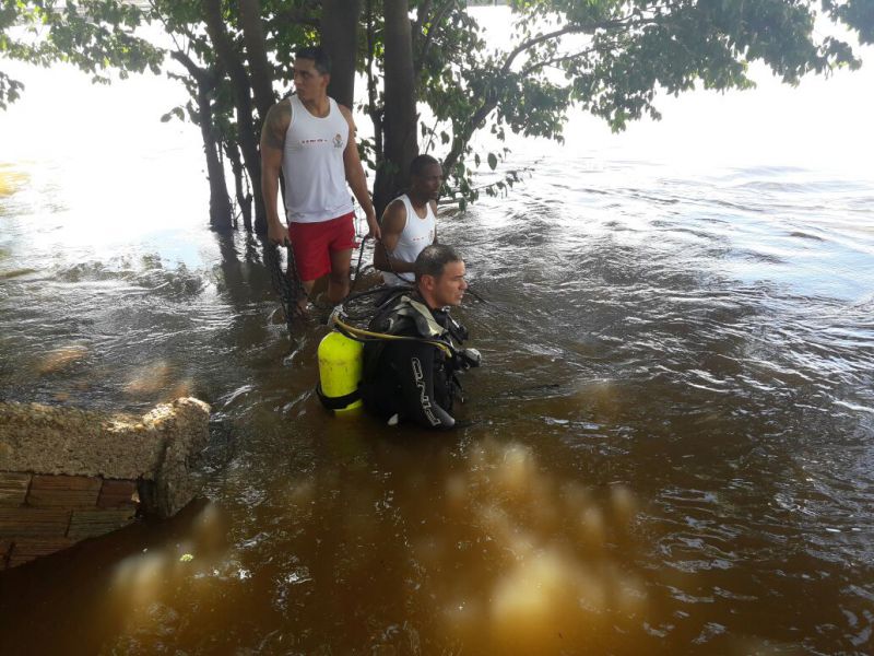 Mergulhadores fazem busca a criança que caiu no rio Machado