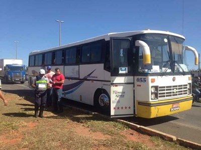 Pedaços de pau e canos são apreendidos com manifestantes