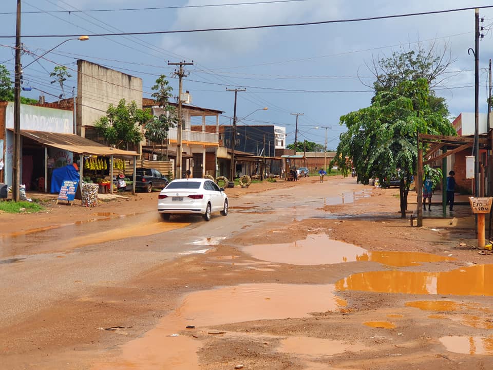 PRECÁRIA: Mesmo com obra de Hildon, rua Petrolina segue tomada por lama e buracos