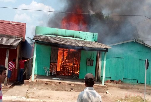 Sem bombeiros, incêndio deixa população em pânico 