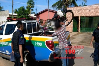 Homem é detido por populares após tentar furtar residência