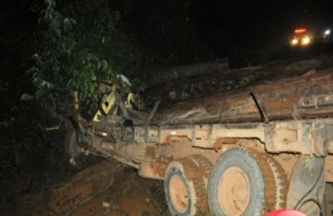 RIO CRESPO  -  Motorista de caminhão toureiro morre esmagado em cabine após cair em vala