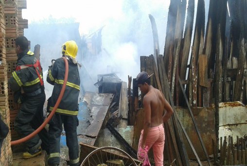 Incêndio causado por curto circuito destrói residência